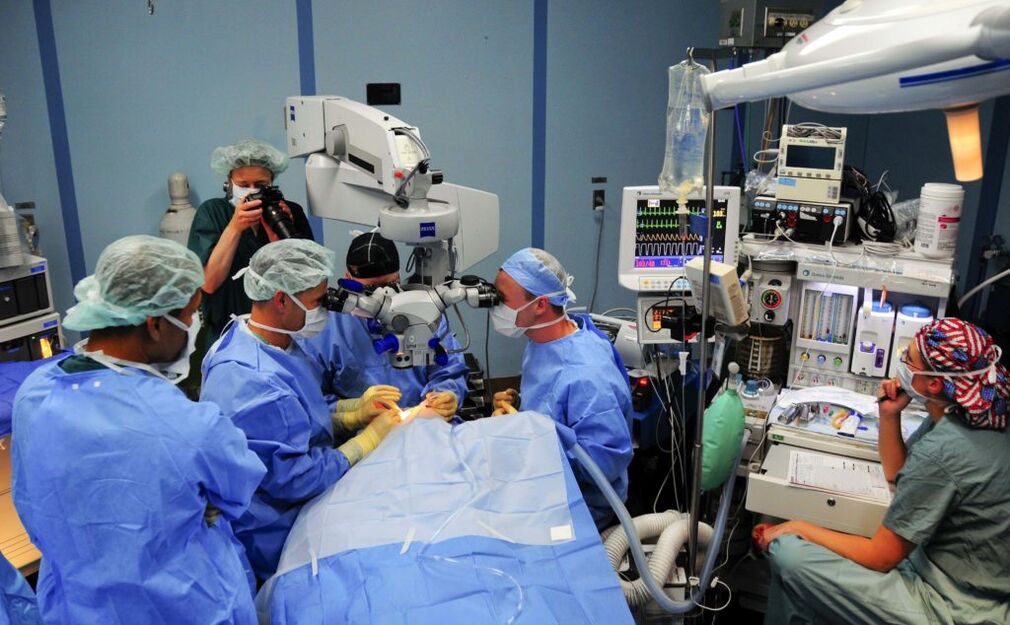 Chirurgi de chirurgie pentru a restabili viziunea